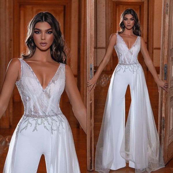 Sexy weiße Jumpsuit-Abschlussballkleider mit abnehmbarer Schleppe, V-Ausschnitt, Perlenbesatz, langes Abendkleid, Fotoshooting-Kleid