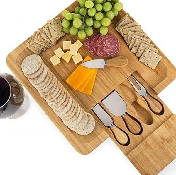 20 pcs placa de queijo de bambu conjunto com talheres na gaveta deslizante, incluindo 4 faca de aço inoxidável e servindo utensílios, housewarming presente de aniversário de casamento Sn