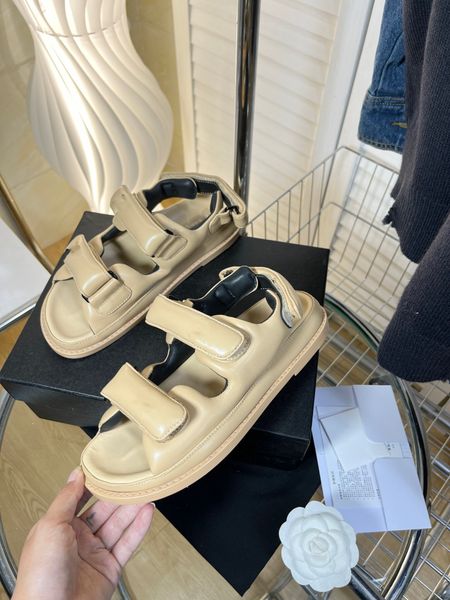 2023 sandálias de luxo mulheres chinelas slides slames de couro feminino loop de loop de sapatos casuais