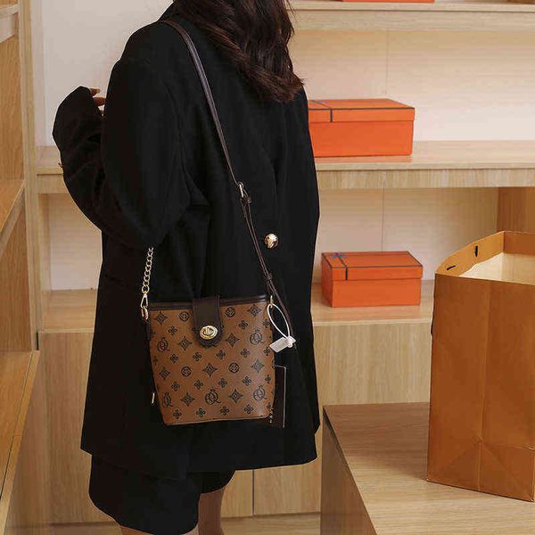 

factory sale 49% off 2022 spring and summer new leisure female messenger fashion large capacity foreign style single shoulder bucket bag