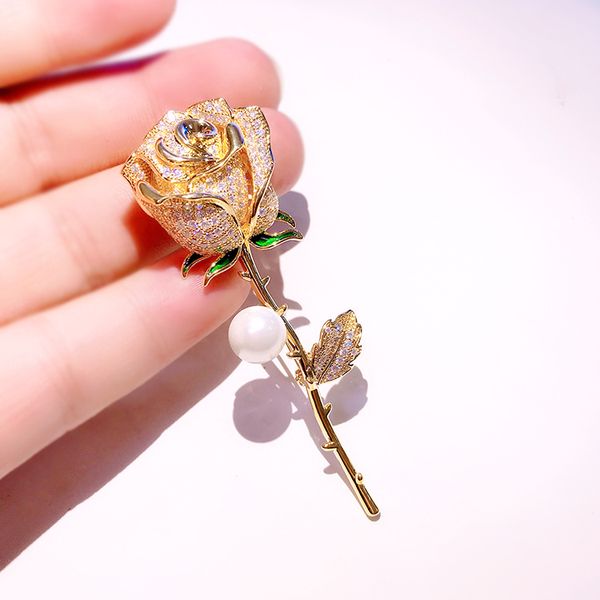 Designer Women Brooch Suit Bulches per donna Zircon Lady Pins Flower Pin Vintage Elegante abito di lusso Perle Pins Rose Button Pin Fashion Sciarf Bickle