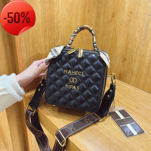 

the factory directly embroidered thread 2022 new super fire hand celebrity xiaoxiangfeng single shoulder portable women's bag
