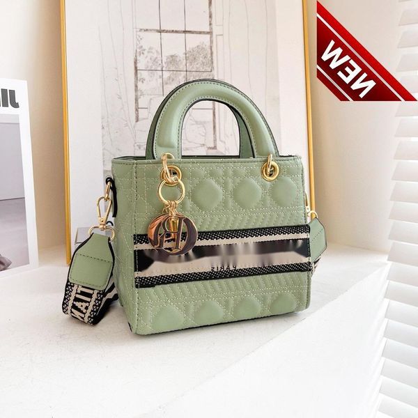 

50% off discount french minority female 2022 new popular fashion texture hand-held shoulder net red foreign style msenger bag wholesale the