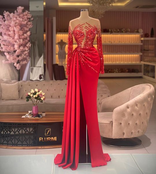 Stilvolle rote Meerjungfrau-Abschlussballkleider mit langen Ärmeln, Perlenstickerei, seitlichem Schlitz und Kristallen für Damen, formelles Abendkleid aus Satin