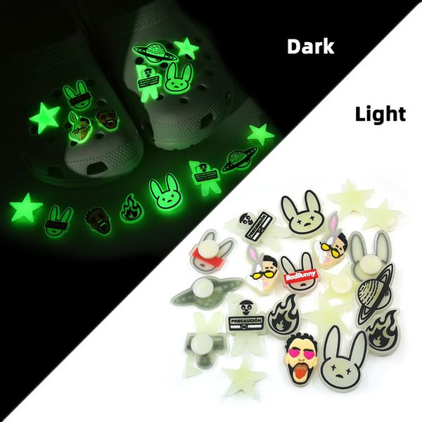 Padrão Bad Bunny que brilha no escuro crocodilo JIBZ charms Luminous 2D Soft pvc Acessórios para sapatos Decorações alfinetes de tamancos fluorescentes Sapatos Fivelas charms fit kids Sandálias