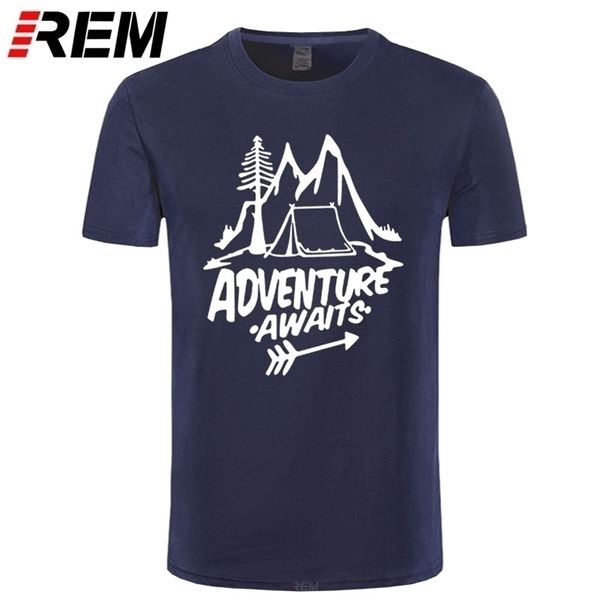 REM Adventure ожидает буквы Tshirt Travel Pine Mountains Tent Print