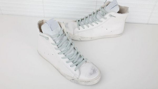 Paar Freizeitschuhe, Designer-Luxus-Retro-Francy – Weiß-Silber in Korea, reine handgefertigte, fortschrittliche, maßgeschneiderte, kleine, schmutzige Sterne-Schuhe