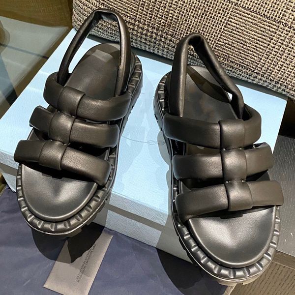 Summer Gear Platform Роскошные дизайнерские сандалии Шикарный силуэт Мягкие линии в стиле ретро определяют дизайн этих кожаных сандалий с кожаным покрытием в стиле тренда и классики.