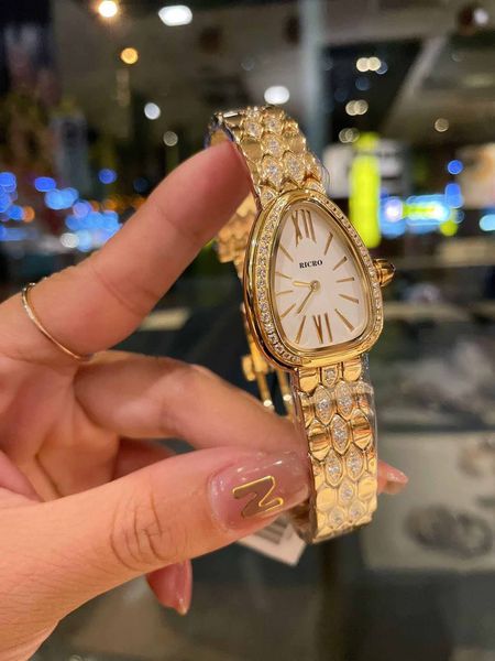 

the 30mm size women's watch has a diamond bezel with a snake-like imported quartz movement, Slivery;brown