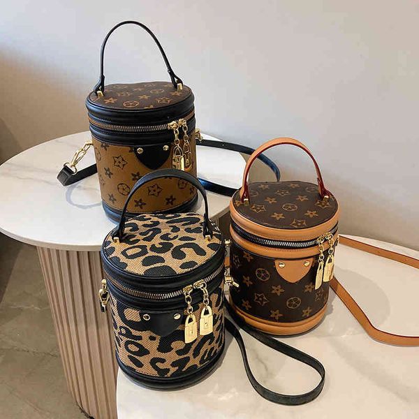 

2022 new old bucket cylindrical small shoulder cylinder bag female xia fashion keychain factory outlet, Silver