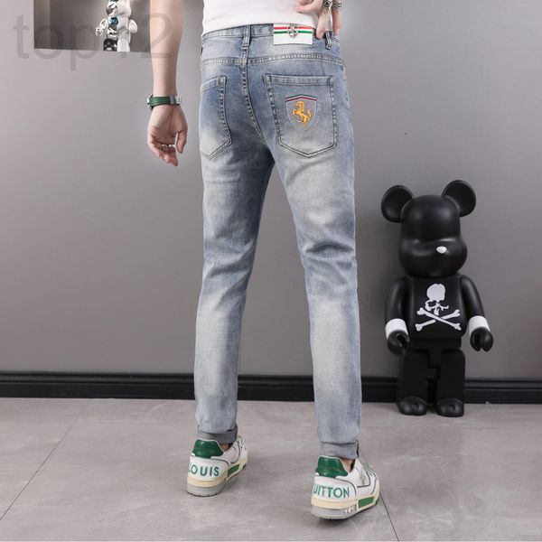 

men's jeans designer european high-end fashion brand light blue jeans men's summer slim fit elastic embroidered leggings p0hr