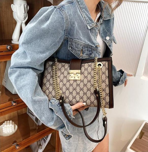 

wholesale factory ladies shoulder bags street trend printed handbag joker retro contrast leather handbags western style elegant large capaci, Black;red