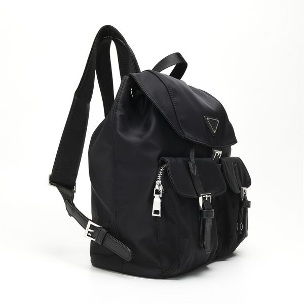 Designer Re-nylon Backpack Mackpack Bolsa de viagem preta bolsa de zíper esmaltado Triângulo de metal de metal para caminhadas ao ar livre com grande capacidade 32-30-15cm