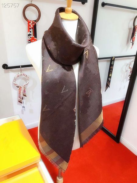 Sciarpa da donna da 140-140 cm di moda di alta qualità Sciarpa di lana di seta autunnale e invernale di lusso per il tempo libero