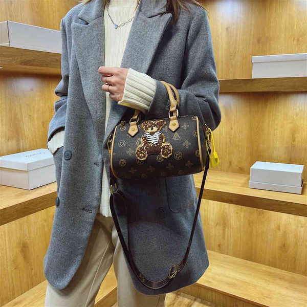 

2022 factory wholesale new versatile bear shoulder women's fashion korean hand light luxury old plaid boston pillow bag nm9o j5zh