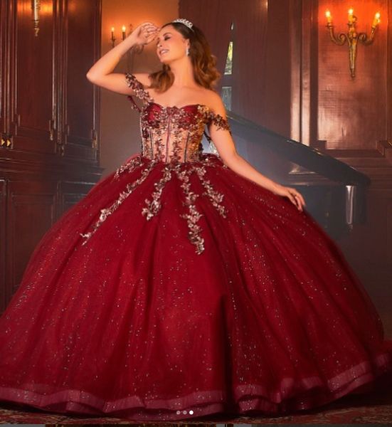 Işıltılı bordo quinceanera omuz kapalı korse bale elbisesi dantel aplikeler uzun tül balo parti elbisesi tatlı 16 elbise vestidos de 15 anos