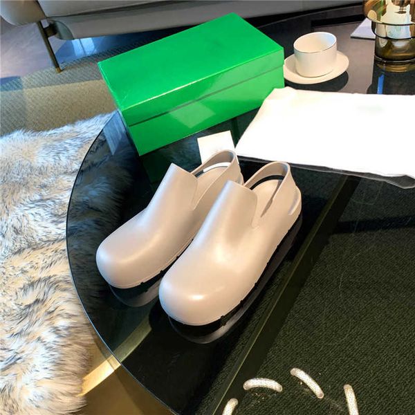 

2021 designers rubber clog sandals smooth matte women slippers supportive slingback strap loafers slight heel slip-on style slides branded, Black