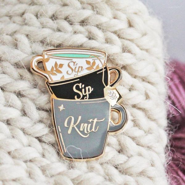 Pins Broschen Sip Knit Weave Hard Emaille Pin Mode Einfachheit gestapelte Tasse Medaille Brosche Handwerk Schmuck Stricker Flair Tee-Enthusiasten Geschenk Se