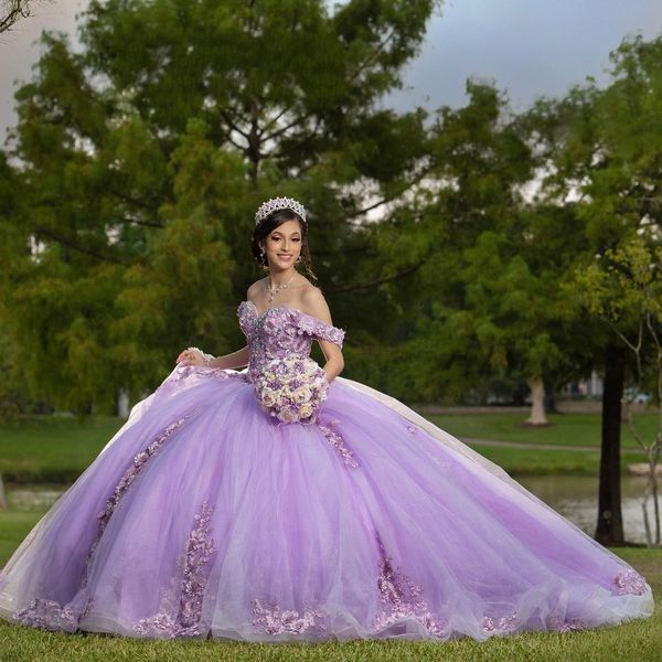 Fliederfarbenes Quinceanera-Kleid mit perlenbesetzter Spitze, schulterfreies Ballkleid mit Strasssteinen, Pailletten, Prinzessin-Abschlussballkleid, Blumenapplikationen, süßes 15-Maskenkleid