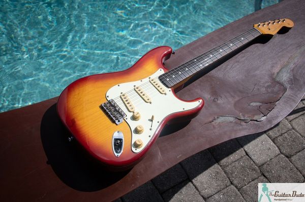 

st62-80tx '62 st reissue - limited edition cherry sunburst electric guitar