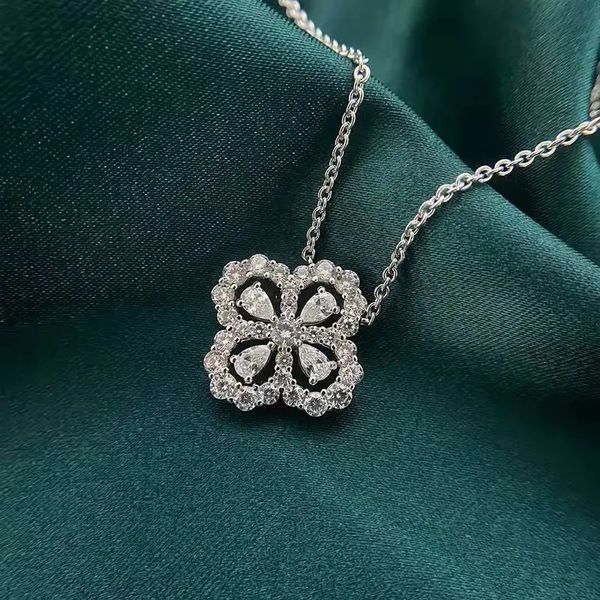 Collana di lusso con ciondolo a forma di quattro erba piena di diamanti design di nicchia super flash imitazione catena di clavicola a fiore a forma di fiore Moissanite femminile