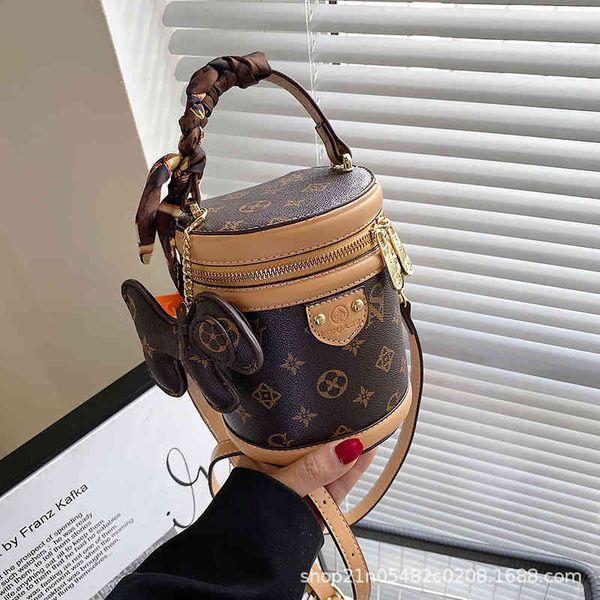 

factory wholesale niche design portable small bag women's summer this year's popular messenger single shoulder bag fashion bucket