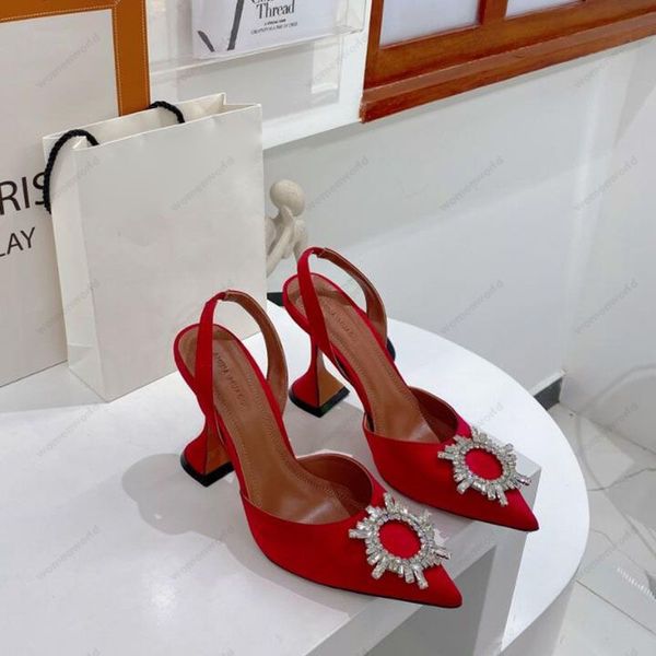 Designer di lusso Amina Muaddi Sandali da donna suola in cuoio designer tacchi alti 10 cm catena di diamanti decorazione matrimonio in seta banchetto sexy donne Scarpe in raso rosso