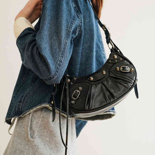 

2022 new locomotive bag three wrinkled crescent moon leather half rivet semicircle bags chain ladies handbag