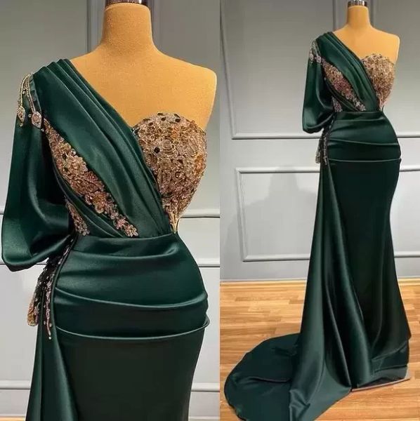 Элегантные платья выпускного вечера с одним плечом 2023 Охотничий зеленый атлас плюс размер Золотые кружевные аппликации Вечерние платья для арабских женщин