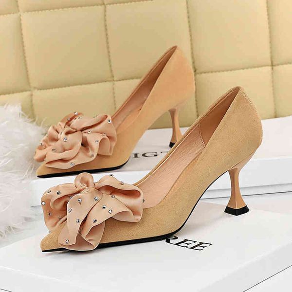 Sapatos sociais versão coreana da moda elegante banquete feminino salto alto gato salto raso pontiagudo camurça strass flor casamento 220503