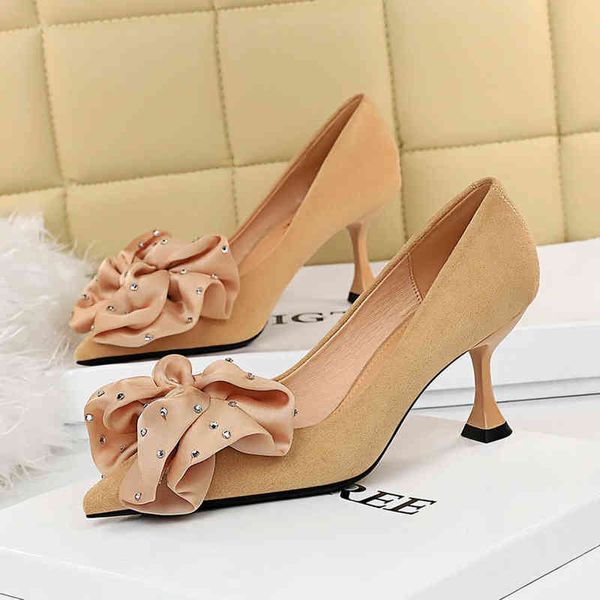 Vestido Sapatos da versão coreana de elegantes banheiros elegantes saltos altos saltos gatos de gato raso de camurça pontiaguda shinestone Flor Wedding 220503