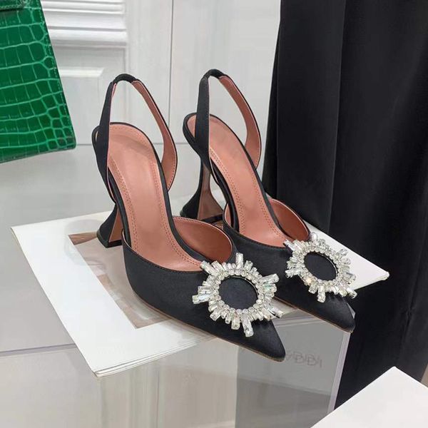 Chinelos Amina Muaddi Preto Cetim Cristal-embelezado Fivela Sandálias Sapatos de Salto Alto Dedo Apontado Mulheres Designers de Luxo Vestido Noite Slingbacks