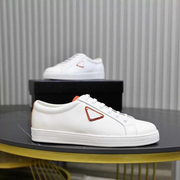 Novo tênis de couro escovado de marca para homens Black Low Top Skateboard Sapato de caminhada Branca de alta qualidade Comco