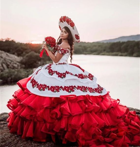 Moderne Off -the Schulter -Ballkleid Perlen Quinceanera Kleid rote Rüschen Applizes süß 16 15 Jahre Mädchen Partykleider