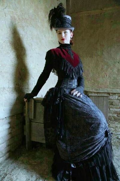 Hochgeschlossenes viktorianisches Brautkleid 2022, langärmeliges Samt-Schnürkorsett, Vintage-Gothic-Brautkleid in Schwarz und Burgunderrot, Robes De Soriee