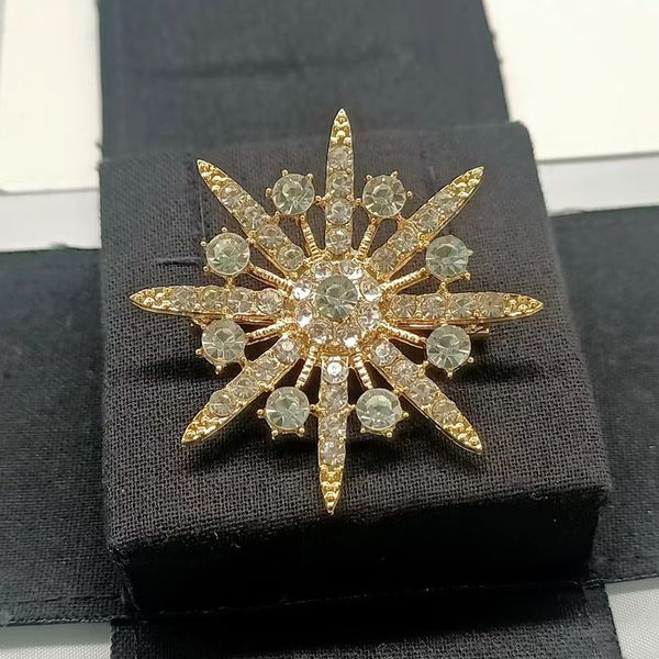 Famoso Design Gold Anis Star Luxurys Desinger Broche Mulheres Rhinestone Pérola Carta Broches Suordo Pin Jóias de Jóias de Moda Decoração de Roupas de Top Acessórios de Qualidade