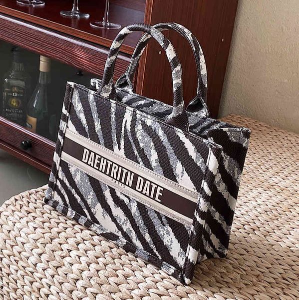 

2022 new designer handbags net red versatile capacity foreign style printed portable messenger tote
