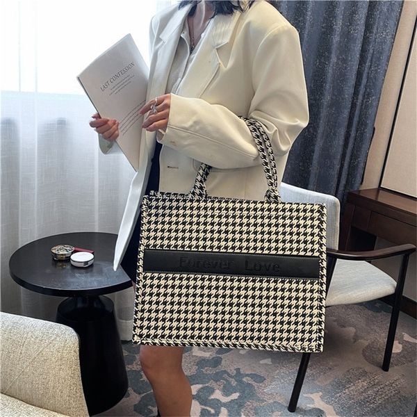 

new large capacity travel one shoulder tote women's bag soft leather mobile phone bags_modelwyny