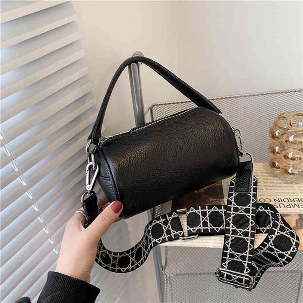 

2022 factory wholesale new bag female summer new texture leather messenger round one shoulder pillow small bag tide 5g9d