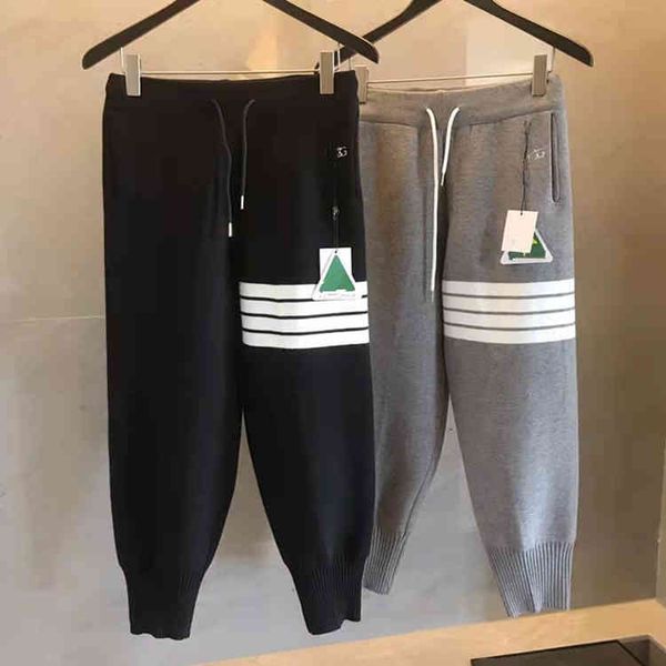 

new fashion in autumn winter 2-color uniform stripe contrast stitching embroidery casual and comfortable knitted, White;black
