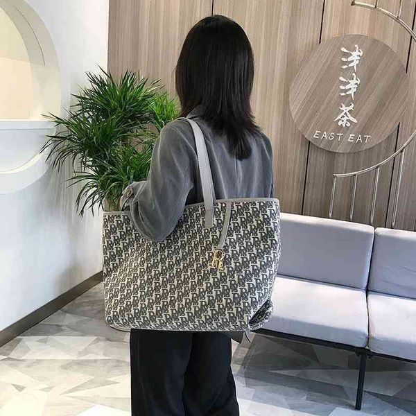 

fashion bag for women in large capacity canvas versatile one shoulder bag