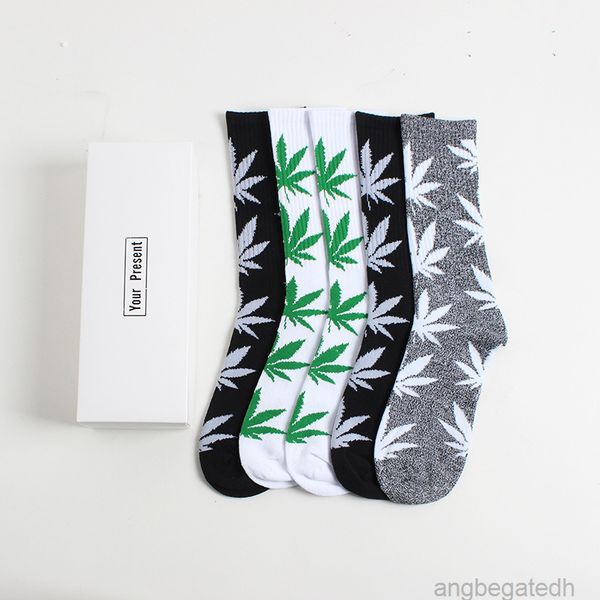 

2022 new 5 pairs of autumn and winter maple leaf socks pure cotton men's and women's boxed sock 12b, Black