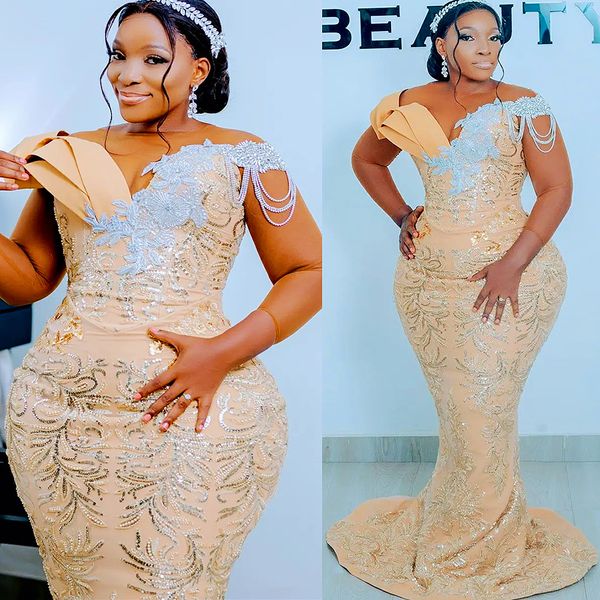 2022 plus size arabic aso ebi champanhe sereia vestidos de baile brilhantes Cristais de críticas à noite Festa formal Segunda recepção Vestidos de noivado de aniversário ZJ523