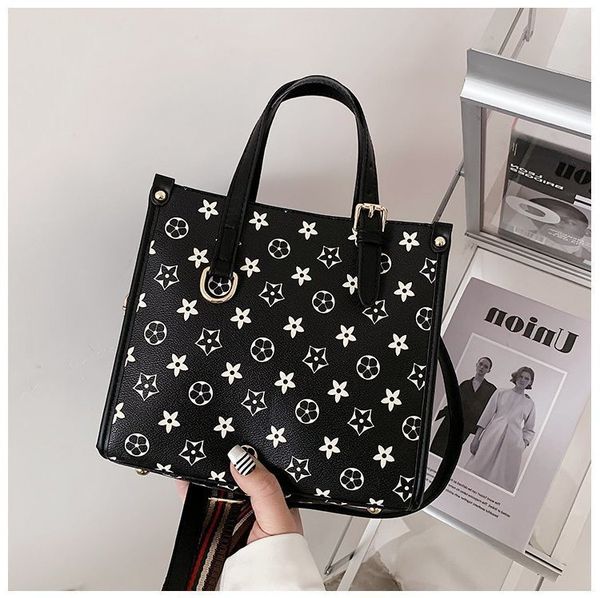 

wholesale 2022 new popular women's handbag simple bag small classic female shoulder bags, Black;red