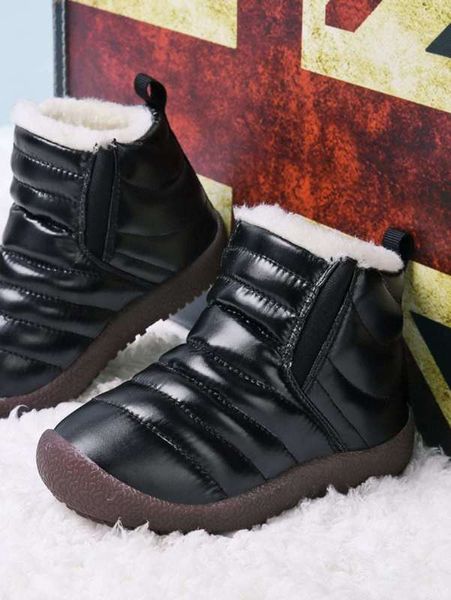 Meninos acolcharam botas de neve ela