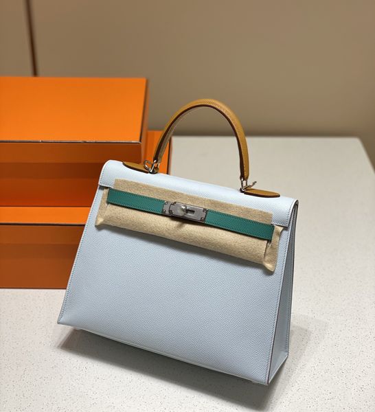 

evening bags.handwork and machinery combine to make handbags. haze blue. imperial green. sesame color in three colors, 19 'cm