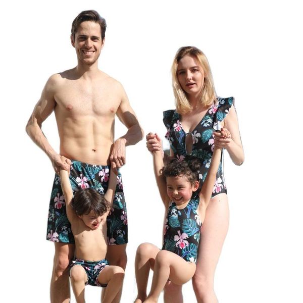 Семейные подходящие наряды 2022 г. Цветочный купальник мать и дочери купальники отец сын пляжные шорты для мужчин или мальчиков детская купальная одежда