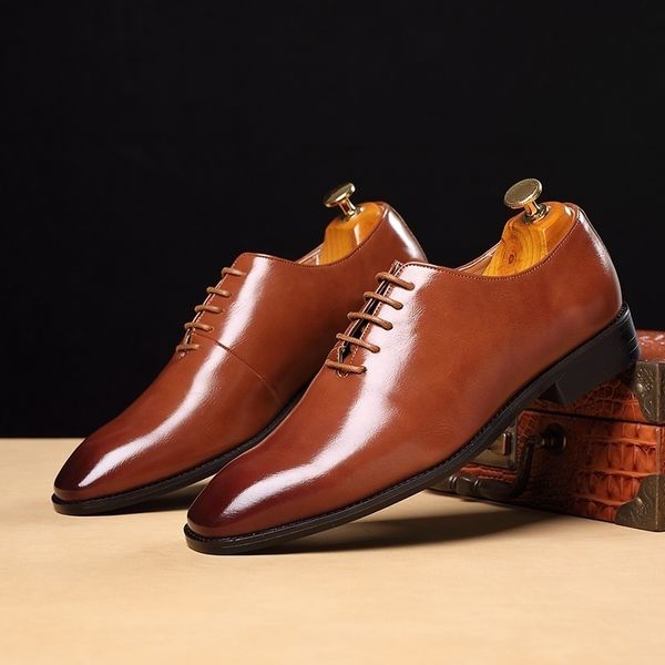 Sapatos masculinos British Business Suit Men Men Dress Shoes Lace-up Flats Mocassins Casamento Oxfords Big Size Y200420