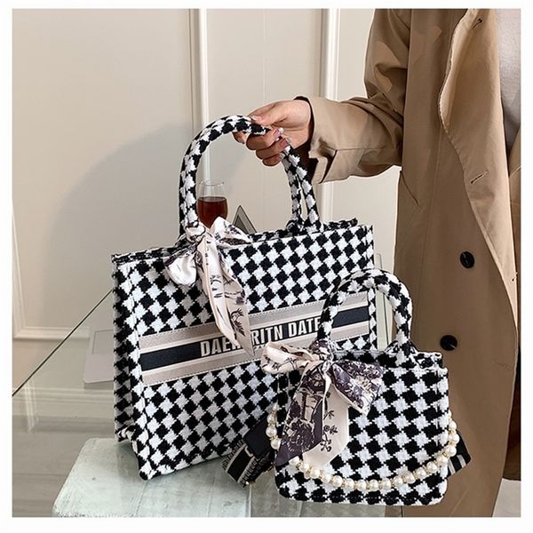 

black white chain single messenger tote 2ap
