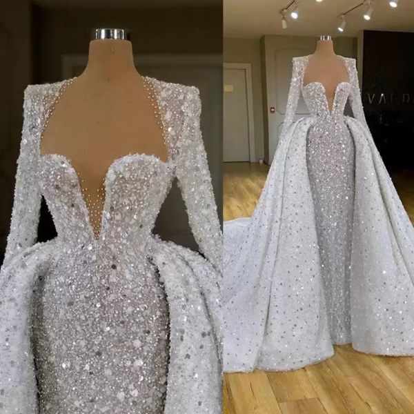 2022 Glitzernde Pailletten Meerjungfrau Brautkleider Überrock Brautkleid Lange Ärmel Sweep Zug Perlen Kristalle Maßgeschneidert Plus Size Bateau-Ausschnitt Robe de Mariee